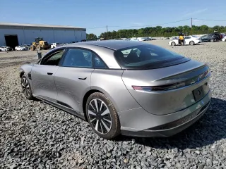 2023 Lucid Air Pure z VIN 50EA1PFA7PA006470, wystawiony jako Copart lot #56476674 z przebiegiem 18 246 mil mil oraz Szkody całkowita. Historia ofert i sprzedaży dostępna na DreamBid. Obrazek 2.