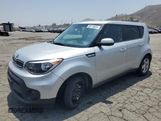 2019 Kia Soul z VIN KNDJN2A23K7016575, wystawiony jako Copart lot #60118825 z przebiegiem 105 841 mil mil oraz Czysty tytuł • Clean title. Historia ofert i sprzedaży dostępna na DreamBid. Obrazek 1.
