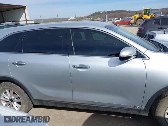 2019 Kia Sorento LX V6 with VIN 5XYPGDA56KG449546, listed as a IAAI auction lot 41728152 with 109,507 mi miles. Bid and sale history available at carsss.com. Image 14.