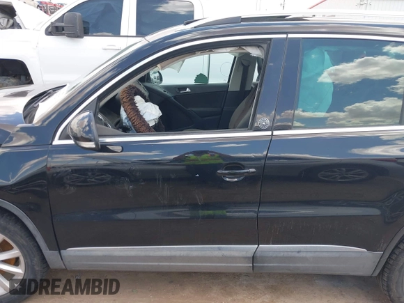 2017 Volkswagen Tiguan Wolfsburg Edition z VIN WVGSV7AX1HW503670, wystawiony jako IAAI lot #42235251 z przebiegiem 88 477 mil mil oraz . Historia ofert i sprzedaży dostępna na DreamBid. Obrazek 14.