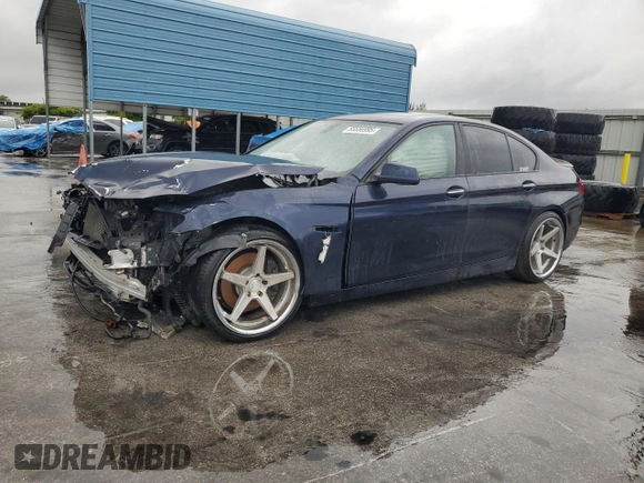 2011 BMW 5 Series 535i z VIN WBAFR7C56BC606370, wystawiony jako Copart lot #55556995 z przebiegiem 156 282 mil mil oraz Szkody całkowita. Historia ofert i sprzedaży dostępna na DreamBid. Obrazek 1.