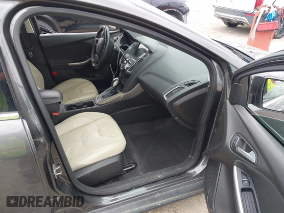 2016 Ford Focus Titanium z VIN 1FADP3J21GL260145, wystawiony jako IAAI lot #42137319 z przebiegiem 131 835 mil mil oraz . Historia ofert i sprzedaży dostępna na DreamBid. Obrazek 5.
