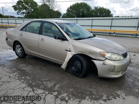 2005 Toyota Camry STD z VIN 4T1BE32K75U087837, wystawiony jako Copart lot #56735965 z przebiegiem 231 694 mil mil oraz Szkoda całkowita • Salvage title. Historia ofert i sprzedaży dostępna na DreamBid. Obrazek 4.