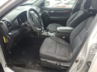 2011 Kia Sorento LX z VIN 5XYKTDA13BG115137, wystawiony jako Copart lot #59095065 z przebiegiem 263 537 mil mil oraz Czysty tytuł • Clean title. Historia ofert i sprzedaży dostępna na DreamBid. Obrazek 7.