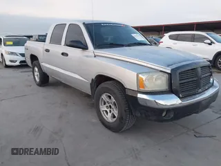 2005 Dodge Dakota SLT z VIN 1D7HW48N35S310086, wystawiony jako IAAI lot #42020235 z przebiegiem 267 357 mil mil oraz . Historia ofert i sprzedaży dostępna na DreamBid. Obrazek 1.