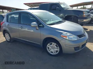 2011 Nissan Versa S z VIN 3N1BC1CP7BL408423, wystawiony jako IAAI lot #42467463 z przebiegiem 87 265 mil mil oraz . Historia ofert i sprzedaży dostępna na DreamBid. Obrazek 1.