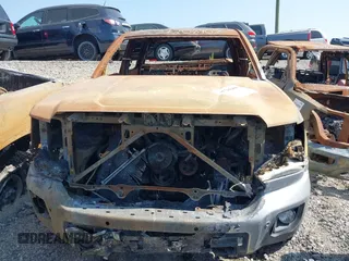 2018 GMC Sierra 2500HD Denali z VIN 1GT12UEG7JF169961, wystawiony jako IAAI lot #37206408 z przebiegiem Nie podano mil oraz . Historia ofert i sprzedaży dostępna na DreamBid. Obrazek 6.