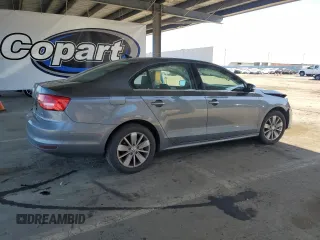 2015 Volkswagen Jetta SE z VIN 3VWD17AJ0FM293139, wystawiony jako Copart lot #61503405 z przebiegiem 100 045 mil mil oraz Czysty tytuł • Clean title. Historia ofert i sprzedaży dostępna na DreamBid. Obrazek 3.