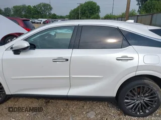2024 Lexus RX 350h z VIN 2T2BBMCA9RC025394, wystawiony jako IAAI lot #42481956 z przebiegiem 13 910 mil mil oraz . Historia ofert i sprzedaży dostępna na DreamBid. Obrazek 15.