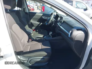 2023 Kia Forte LXS z VIN 3KPF24AD3PE599829, wystawiony jako IAAI lot #41740903 z przebiegiem 20 548 mil mil oraz . Historia ofert i sprzedaży dostępna na DreamBid. Obrazek 5.