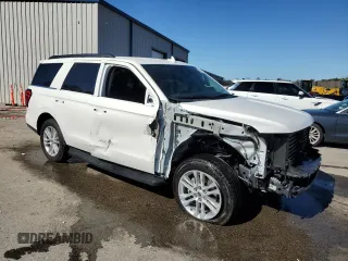 2024 Ford Expedition XLT z VIN 1FMJU1H87REA11212, wystawiony jako Copart lot #46078225 z przebiegiem 7801 mil mil oraz Szkody całkowita. Historia ofert i sprzedaży dostępna na DreamBid. Obrazek 4.
