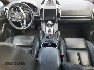 2017 Porsche Cayenne z VIN WP1AA2A20HKA80248, wystawiony jako Copart lot #56482555 z przebiegiem Nie podano mil oraz Szkoda całkowita • Salvage title. Historia ofert i sprzedaży dostępna na DreamBid. Obrazek 8.