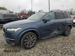 2018 Volvo XC90 Momentum z VIN YV4A22PK9J1333016, wystawiony jako Copart lot #52053885 z przebiegiem 75 431 mil mil oraz Szkody całkowita. Historia ofert i sprzedaży dostępna na DreamBid. Obrazek 1.
