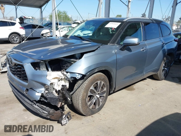 2022 Toyota Highlander XLE z VIN 5TDHZRAH1NS121058, wystawiony jako IAAI lot #41992011 z przebiegiem 40 181 mil mil oraz . Historia ofert i sprzedaży dostępna na DreamBid. Obrazek 2.
