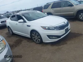 2013 Kia Optima SX z VIN 5XXGR4A68DG105694, wystawiony jako IAAI lot #42071511 z przebiegiem 237 675 mil mil oraz . Historia ofert i sprzedaży dostępna na DreamBid. Obrazek 1.
