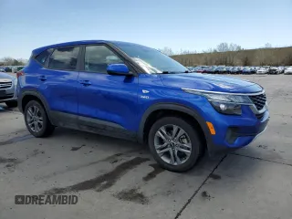 2021 Kia Seltos LX z VIN KNDEPCAA1M7156409, wystawiony jako Copart lot #54250375 z przebiegiem 42 378 mil mil oraz Szkody całkowita. Historia ofert i sprzedaży dostępna na DreamBid. Obrazek 4.