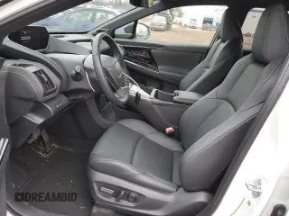2023 Toyota bZ4X XLE z VIN JTMABACA1PA037703, wystawiony jako Copart lot #39743144 z przebiegiem 1 801 mil mil oraz . Historia ofert i sprzedaży dostępna na DreamBid. Obrazek 7.