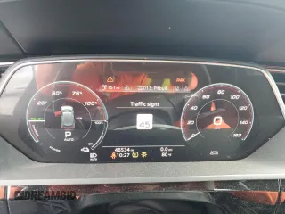 2019 Audi e-tron Premium Plus z VIN WA1LAAGE8KB024694, wystawiony jako Copart lot #54429195 z przebiegiem 46 534 mil mil oraz Szkoda całkowita • Salvage title. Historia ofert i sprzedaży dostępna na DreamBid. Obrazek 9.