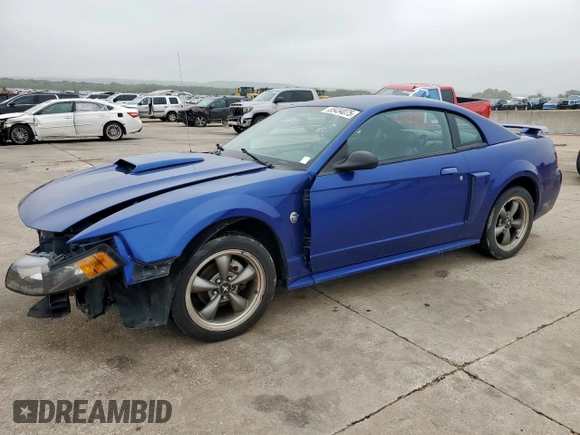 2004 Ford Mustang GT Deluxe z VIN 1FAFP42X74F232580, wystawiony jako Copart lot #55434075 z przebiegiem 83 948 mil mil oraz Szkoda całkowita • Salvage title. Historia ofert i sprzedaży dostępna na DreamBid. Obrazek 1.