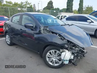 2019 Toyota Yaris L z VIN 3MYDLBYV0KY522397, wystawiony jako IAAI lot #42587879 z przebiegiem 52 069 mil mil oraz . Historia ofert i sprzedaży dostępna na DreamBid. Obrazek 1.