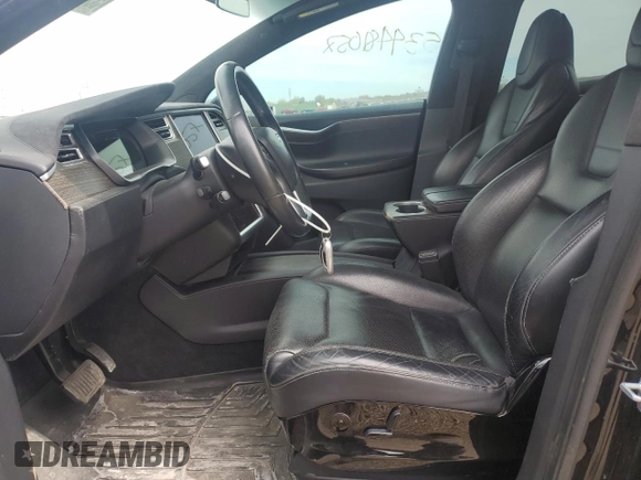 2016 Tesla Model X 70D z VIN 5YJXCAE28GF008476, wystawiony jako Copart lot #53448105 z przebiegiem Nie podano mil oraz Szkody całkowita. Historia ofert i sprzedaży dostępna na DreamBid. Obrazek 7.
