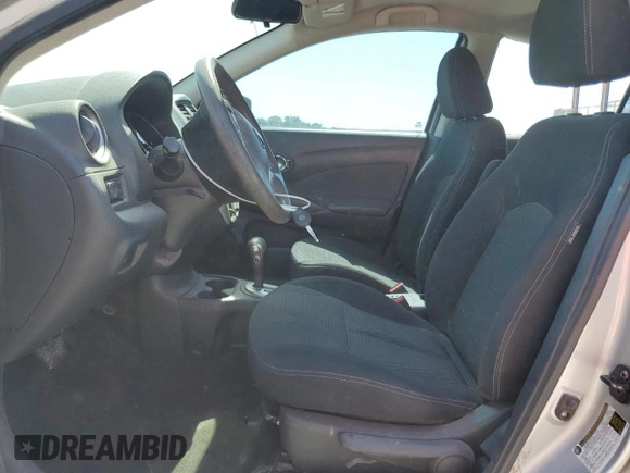 2015 Nissan Versa SV z VIN 3N1CN7AP4FL835049, wystawiony jako Copart lot #56591975 z przebiegiem 153 724 mil mil oraz Szkoda całkowita • Salvage title. Historia ofert i sprzedaży dostępna na DreamBid. Obrazek 7.