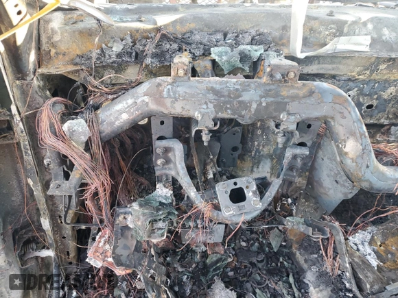 2014 Chevrolet Silverado 3500HD LTZ z VIN 1GC4K1C85EF117886, wystawiony jako Copart lot #50404755 z przebiegiem Nie podano mil oraz Nie do naprawy • Non repairable. Historia ofert i sprzedaży dostępna na DreamBid. Obrazek 9.
