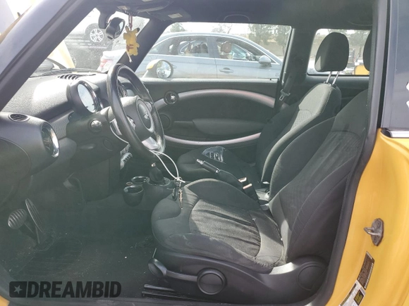2009 MINI Hardtop S with VIN WMWMF73599TW87679, listed as a Copart auction lot 46863725 with 102,976 mi miles and Salvage title. Bid and sale history available at DreamBid. Image 7.