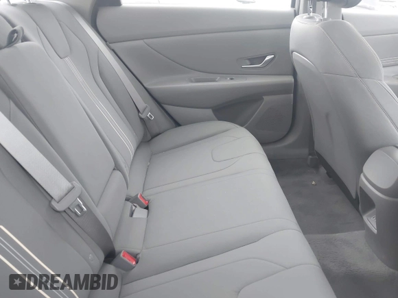 2025 Hyundai Elantra SEL Convenience z VIN KMHLS4DG4SU925278, wystawiony jako IAAI lot #42520321 z przebiegiem 13 936 mil mil oraz . Historia ofert i sprzedaży dostępna na DreamBid. Obrazek 8.