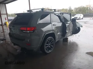 2022 Jeep Grand Cherokee Laredo E z VIN 1C4RJFAG2NC120634, wystawiony jako IAAI lot #41555164 z przebiegiem Nie podano mil oraz . Historia ofert i sprzedaży dostępna na DreamBid. Obrazek 4.