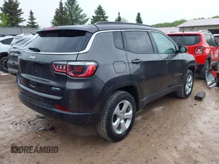 2018 Jeep Compass Latitude z VIN 3C4NJDBB0JT185244, wystawiony jako IAAI lot #42341860 z przebiegiem 64 533 mil mil oraz . Historia ofert i sprzedaży dostępna na DreamBid. Obrazek 4.