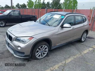 2015 BMW X1 xDrive28i z VIN WBAVL1C55FVY41749, wystawiony jako IAAI lot #42140979 z przebiegiem 120 953 mil mil oraz . Historia ofert i sprzedaży dostępna na DreamBid. Obrazek 2.