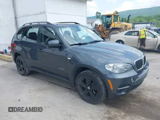 2013 BMW X5 xDrive35i z VIN 5UXZV4C50D0B01294, wystawiony jako IAAI lot #42280518 z przebiegiem 91 804 mil mil oraz . Historia ofert i sprzedaży dostępna na DreamBid. Obrazek 1.