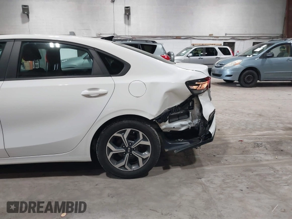 2020 Kia Forte LXS z VIN 3KPF24AD0LE255174, wystawiony jako IAAI lot #42273738 z przebiegiem 72 237 mil mil oraz . Historia ofert i sprzedaży dostępna na DreamBid. Obrazek 6.