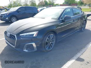 2023 Audi A5 Sportback S line Premium Plus z VIN WAUFACF52PA015824, wystawiony jako IAAI lot #42151635 z przebiegiem 24 509 mil mil oraz . Historia ofert i sprzedaży dostępna na DreamBid. Obrazek 2.