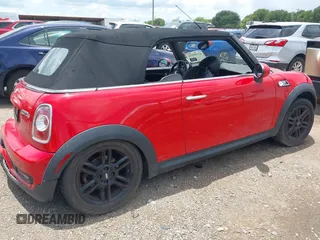 2013 MINI Convertible S z VIN WMWZP3C50DT297624, wystawiony jako IAAI lot #42558374 z przebiegiem 55 106 mil mil oraz . Historia ofert i sprzedaży dostępna na DreamBid. Obrazek 4.