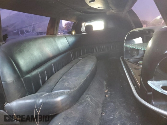 2003 Lincoln Town Car Executive z VIN 1L1FM81W23Y609867, wystawiony jako Copart lot #89137665 z przebiegiem 175 211 mil mil oraz Szkoda całkowita • Salvage title. Historia ofert i sprzedaży dostępna na DreamBid. Obrazek 10.