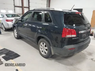 2013 Kia Sorento LX z VIN 5XYKT4A61DG371260, wystawiony jako IAAI lot #42045122 z przebiegiem 120 707 mil mil oraz . Historia ofert i sprzedaży dostępna na DreamBid. Obrazek 3.