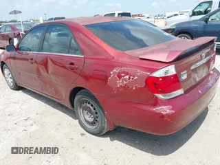 2005 Toyota Camry STD z VIN 4T1BE32K75U021742, wystawiony jako IAAI lot #42525204 z przebiegiem 235 645 mil mil oraz . Historia ofert i sprzedaży dostępna na DreamBid. Obrazek 3.