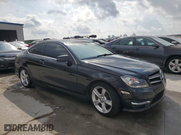 2013 Mercedes-Benz C 250 z VIN WDDGJ4HB5DF967737, wystawiony jako Copart lot #57278155 z przebiegiem 127 644 mil mil oraz Nie do naprawy • Non repairable. Historia ofert i sprzedaży dostępna na DreamBid. Obrazek 4.
