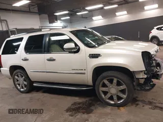 2007 Cadillac Escalade z VIN 1GYFK63837R238451, wystawiony jako IAAI lot #42368857 z przebiegiem 182 030 mil mil oraz . Historia ofert i sprzedaży dostępna na DreamBid. Obrazek 14.