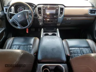 2017 Nissan Titan Platinum Reserve z VIN 1N6BA1F45HN552823, wystawiony jako Copart lot #58463895 z przebiegiem 157 375 mil mil oraz Tytuł czysty. Historia ofert i sprzedaży dostępna na DreamBid. Obrazek 8.