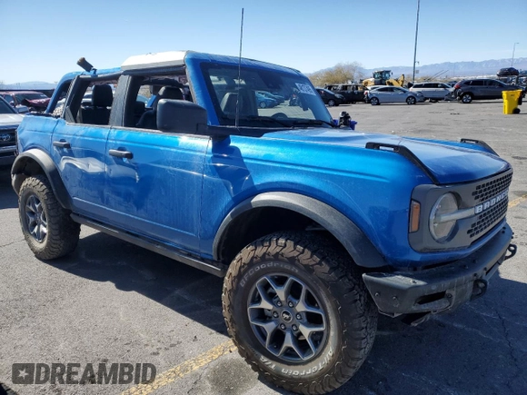 2021 Ford Bronco z VIN 1FMEE5DH6MLA74091, wystawiony jako Copart lot #46137495 z przebiegiem 54 780 mil mil oraz Szkoda całkowita • Salvage title. Historia ofert i sprzedaży dostępna na DreamBid. Obrazek 4.
