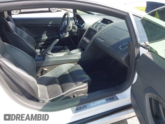 2009 Lamborghini Gallardo z VIN ZHWGU54T59LA07777, wystawiony jako IAAI lot #39749159 z przebiegiem 8730 mil mil oraz . Historia ofert i sprzedaży dostępna na DreamBid. Obrazek 5.