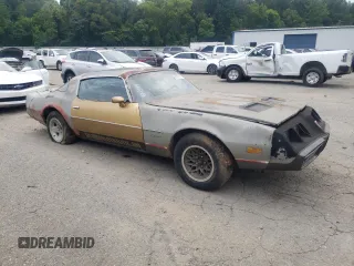 1979 Pontiac Firebird z VIN 2V8729L171075, wystawiony jako Copart lot #65532655 z przebiegiem 17 594 mil mil oraz Czysty tytuł • Clean title. Historia ofert i sprzedaży dostępna na DreamBid. Obrazek 4.