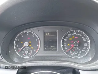 2014 Volkswagen Passat S z VIN 1VWAT7A30EC113737, wystawiony jako IAAI lot #42029001 z przebiegiem 115 378 mil mil oraz . Historia ofert i sprzedaży dostępna na DreamBid. Obrazek 7.