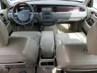 2009 Lincoln Town Car Signature Limited z VIN 2LNHM82V99X635551, wystawiony jako Copart lot #54103565 z przebiegiem 138 836 mil mil oraz Czysty tytuł • Clean title. Historia ofert i sprzedaży dostępna na DreamBid. Obrazek 8.