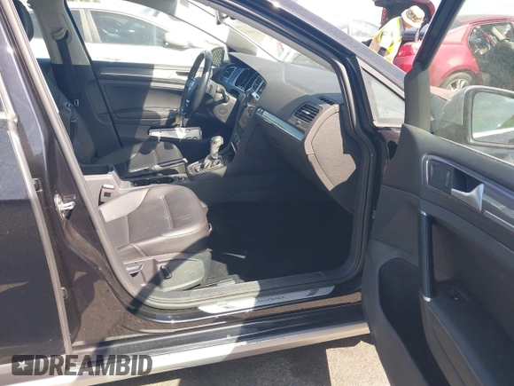 2018 Volkswagen Golf S z VIN 3VWH17AU4JM750975, wystawiony jako IAAI lot #41590132 z przebiegiem 51 479 mil mil oraz . Historia ofert i sprzedaży dostępna na DreamBid. Obrazek 5.