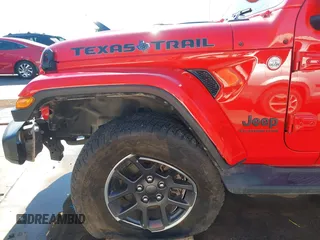 2021 Jeep Gladiator Freedom z VIN 1C6HJTAG7ML609661, wystawiony jako IAAI lot #41410756 z przebiegiem 44 636 mil mil oraz . Historia ofert i sprzedaży dostępna na DreamBid. Obrazek 17.