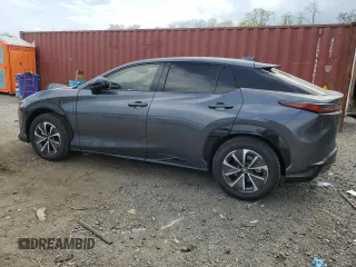 2024 Lexus RZ 450e Premium z VIN JTJAAAAB1RA024965, wystawiony jako Copart lot #54575025 z przebiegiem 4536 mil mil oraz Szkody całkowita. Historia ofert i sprzedaży dostępna na DreamBid. Obrazek 2.